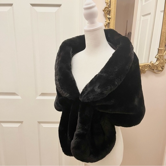 Black Faux Fur Shawl Wrap Evening Stole Clip Closure - Picture 2 of 11
